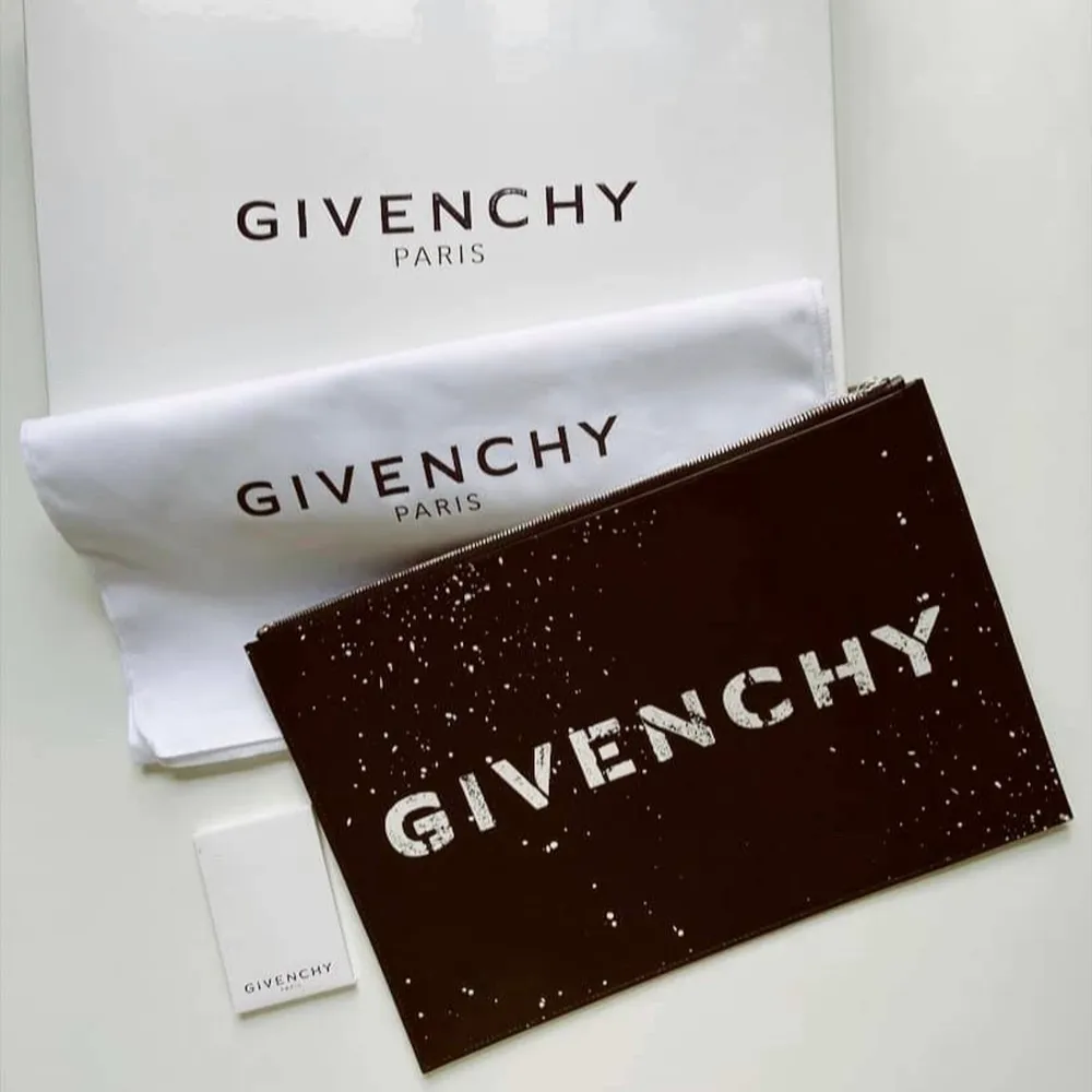 Säljer min helt oanvända GIVENCHY clutch. Hör av dig för mer info och bilder! Köpt hos @haiendo.shop. Väskor.