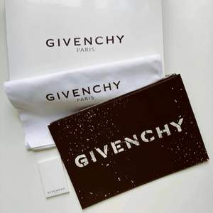 Säljer min helt oanvända GIVENCHY clutch. Hör av dig för mer info och bilder! Köpt hos @haiendo.shop