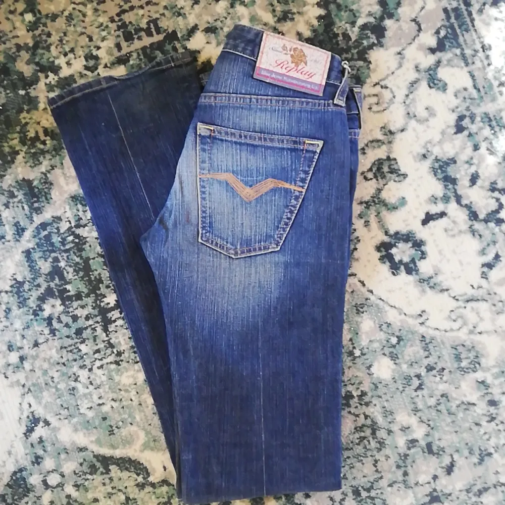 Blå vintage jeans från märket Replay, tajta, med strech. . Jeans & Byxor.