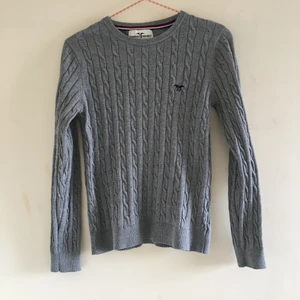 Grå tröja Hampton Republic storlek 146/152 - Antracitgrå bomullströja från Hampton Republic storlek 146/152, använd endast en gång, som ny! 100%bomull