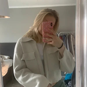 Sommarjacka/tröja - Säljer denna slutsålda populära kofta/ sommarjacka från Gina🤩💓 storlek M men sitter såhär på mig som brukar ha xs-mi tröjor. Den är lite oversized men de e ju bara snyggt🥰🥰 