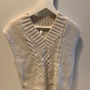 Stickad väst  - Stickad väst från HM. Storlek XS, passar flera storlekar beroende på hur man vill att den ska sitta. Den är oversized på mig som är xs