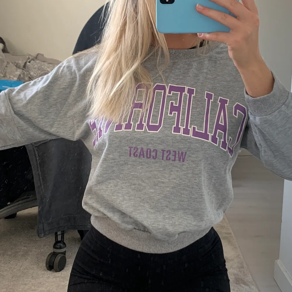 Grå sweatshirt med lila tryck! Jättefin men tyvärr för liten för mig i armarna😢 St M men mer som S 💜 Säljer bara med ett bra bud. Hoodies.