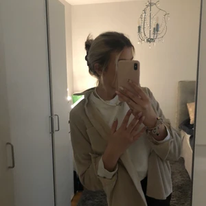 Skjorta från Zara - Säljer min beiga skjorta från Zara.🤎🤎
