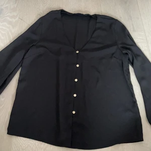 Topp med guld knappar  - Bra skick, tunn och skön. Inga defekter 