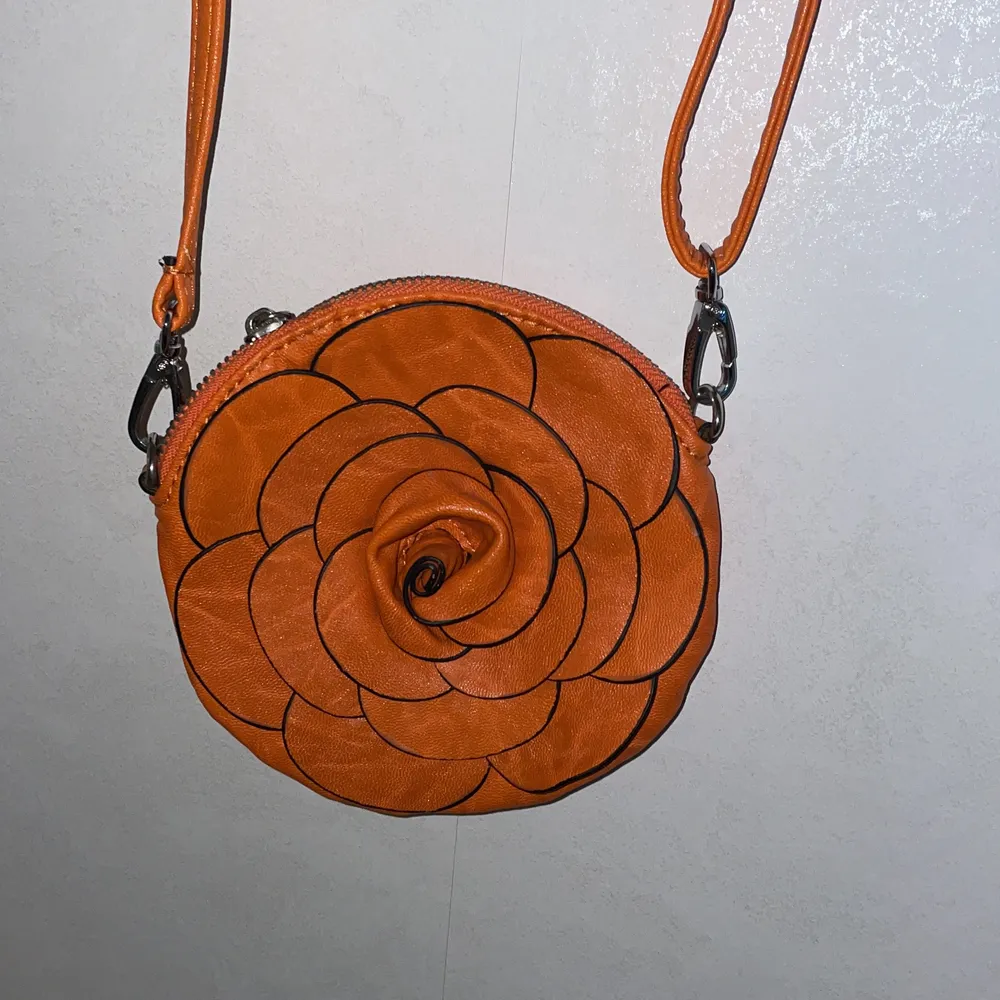 Orange väska i form av en blomma. Väskor.