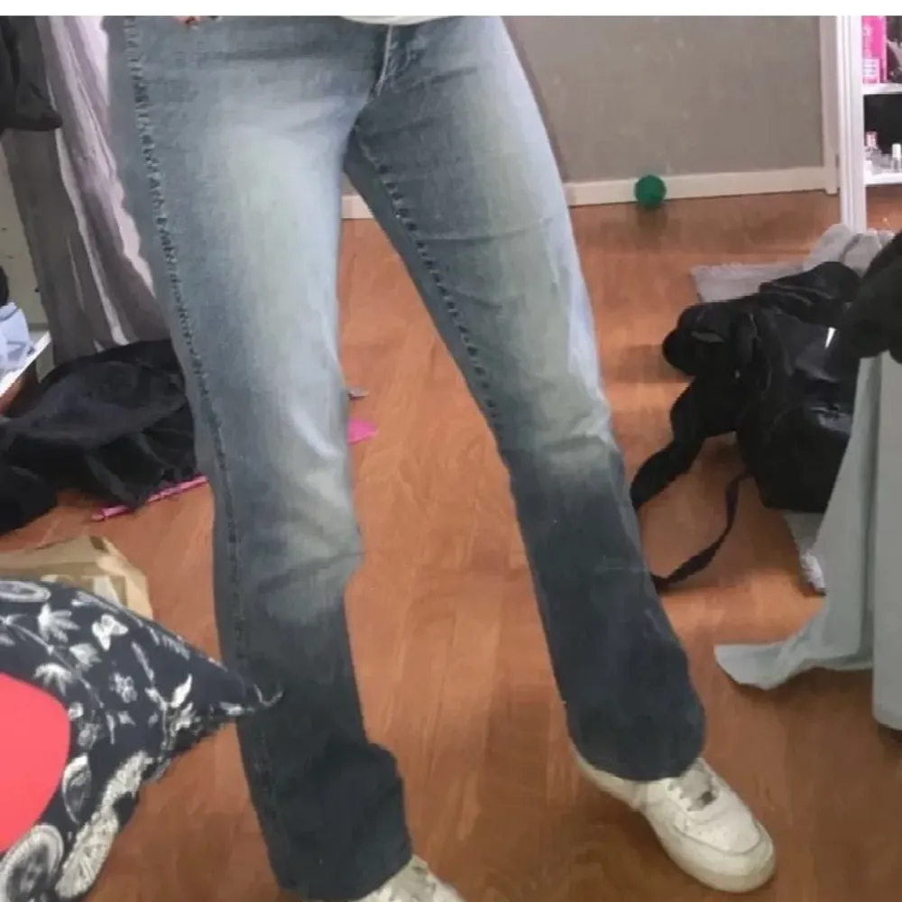 Köpte dessa jeans på plick (lånade bilder) men säljer då dom inte satte som jag ville/för korta💖fortfarande svinsnygga och bra kvalitet. Storleken säger 38 men passar mig bra som brukar vara 36 (stretchiga)🙌🏼frakt tillkommer. Jeans & Byxor.