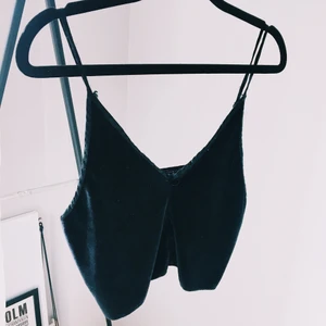 Linne i sammet - Svart linne i sammet den brandy Melville. Bra skick, liten bristning i ”V”et som är lagat och knappt syns. Kan mötas på/nära Lidingö alt. Skicka. Köparen betalar frakt :) 