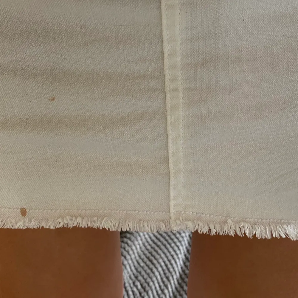 En vit jeans kjol perfekt till sommaren några fläckar som ni ser på sista bilden men inget man märker!!🥰. Kjolar.