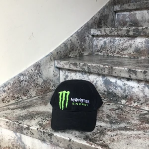 Monster keps - Monster keps med ett grönt M på som även är justerbar och det finns 4x. 🌲