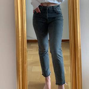 Gråa jeans från Zara i en rak passform.  Har lite mer ”stretch” i tyget, och formar sig därför väldigt bra i midjan.  Storlek 38, eller S/M. Pris kan diskuteras.