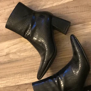 Klackskor - Säljer min klackar då de inte kommer till användning. De sitter perfekt på mig dom har 38❤️ Skorna är i bra skick💕