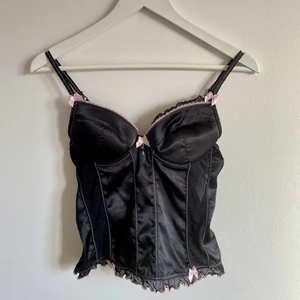 Korsett - Säljer min fina korsett som är i jättefint skick! Om flera är intresserade blir det budgivning i kommentarerna (buda minst 20kr mer) BUD ÄR BINDANDE💕 passar bra på a-b kupa och stl xs-m