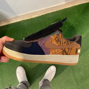Air Force 1 Low Travis Scott Cactus Jack - Ett par fräscha Cactus Jack AF1. Skicket är 10/10. Hör av dig gärna om du undrar något. 💬🌵✅
