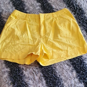 Linen kort  - I mycket bra skick och passar 33_ 38.finns fler bilder. Köpte den I sekond hand men den var stor på mig. J