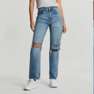 90s high waist jeans  - Slutsålda 90s high waist jeans, fr ginatricot. Har klippt slits i jeansen, som man ser på sista bilden. Frakt ingår ej i priset, men kan även mötas upp. Strl 32. Betalning via swish. 