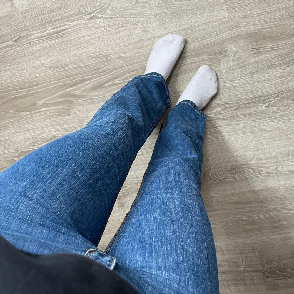 Blåa lågmidjade jeans. Jeans & Byxor.
