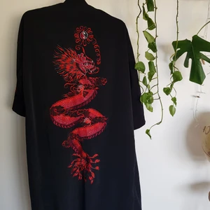 Kimono m. röd drake  - Älskar denna, medföljer ett svart band med som går att knyta i midjan! Står ingen storlek, men allt från XS-XL 