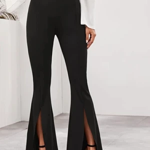 Utsvängda snygga byxor!🧡🤎 - Säljer dessa snygga utsvängda byxor då dem inte kommit till användning!💞🧡 har endast testat dem 