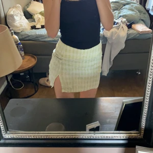 Rutig miniskirt - Grön vit rutig kjol med slits. Aldrig använd, lappen kvar.