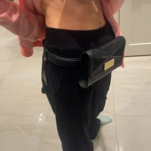 skit snygg magväska - jätte fin magväska från river island, kommer ej t använding men perfekt t sommarn💓💓