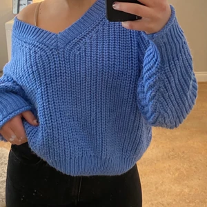 Stickad tröja - En jätte skön o fin stickad tröja. Köpt från hm för ganska länge sen men jag har bara använt den ett par gånger så nästan som ny ( väldigt bra skick). I storlek small.