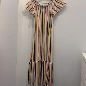 Jättefin klänning!! - En jätte fin vår/sommar klänning endast använd 1 gång köpt på Gina tricot ( köparen står för frakten)