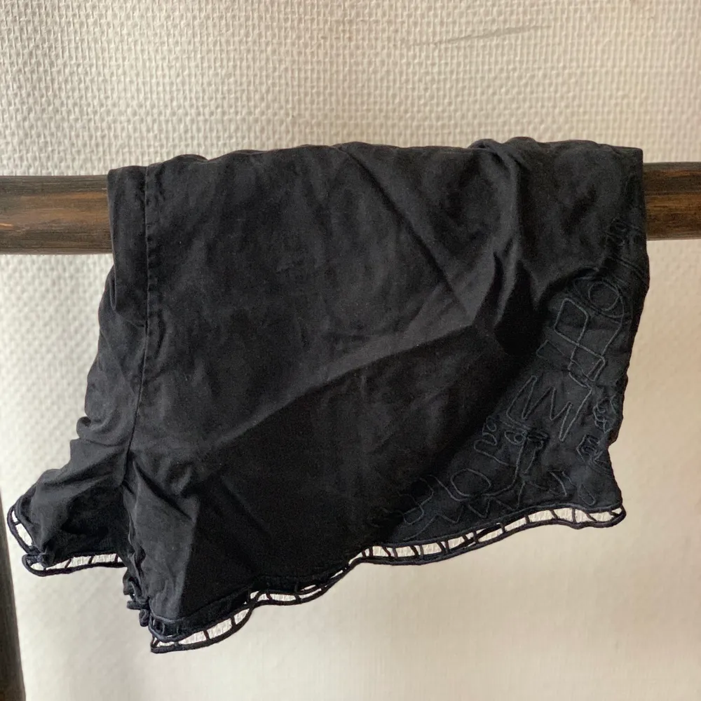 Säljer mina Svarta Rodebjershorts st M/L för att dom är för små 😬. Shorts.