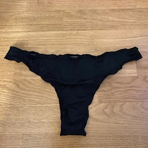Bikini trosor  - super snygga och fräscha då de endast använts cirka 2-3 gånger! Säljer pga att jag inte längre använder dom, men de är verkligen sjukt snygga på så hoppas nån annan får användning av dom istället😍 passar både XS&S. Frakt ingår!