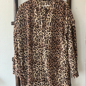 Leopardblus - Leopardblus från Vero Moda St M