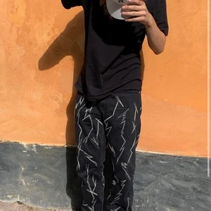 Our legacy jeans size 32 - jag är 187 och dem passar bra, hade passat perfekt om jag var lite kortare, hade fortfarande funkat om jag var längre. Modellen på byxorna är second cut. Inga flaws! retail pris var runt 2300 (om jag kommer ihåg rätt)