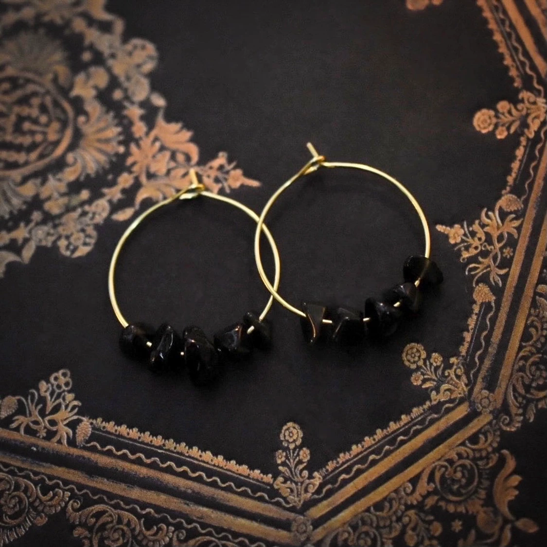 Örhängen med obsidian