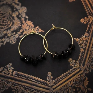 Örhängen med obsidian - Handgjorda örhängen med obsidian 🌙 Finns med andra sorters kristaller också! Ringen är nickelfri och 25mm i diameter, kristallerna varierar i storlek. 🪐 Köp 1 par för 40kr, 2 par för 70kr, 3 par för 100kr! Örhängena levereras i en fin liten presentpåse. Frakt på 13kr tillkommer 💫