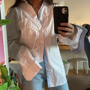 VIT SKJORTA - Oversize skjorta med ficka på ena bröstet, jättefin att slänga över bikinin i sommar. Mycket bra skick! 🌸