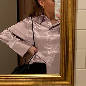 Skjorta i satin - Superfin skjorta i satin, ljusare lila. Använd en gång.