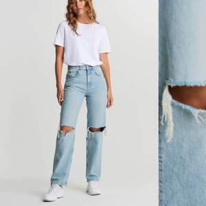 Säljer mina Gina tricot jeans i storlek 34 då dom har blivit för små för mig. Jeansen är använda mycket men dem är i väldigt fint skick, köpt för 599kr och säljs för 200+frakt (köparen står för frakten)😊😊 