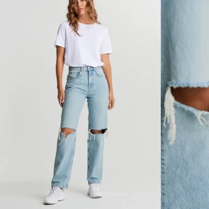 Gina tricot 90s High waist jeans  - Säljer mina Gina tricot jeans i storlek 34 då dom har blivit för små för mig. Jeansen är använda mycket men dem är i väldigt fint skick, köpt för 599kr och säljs för 200+frakt (köparen står för frakten)😊😊 