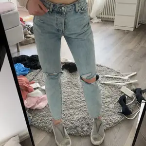 Jätte snygga jeans säljes! Mom jeans modell ifrån hm helt slutsålda! Köparen står för frakt på 66 kr! Är 170