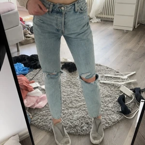 Jeans - Jätte snygga jeans säljes! Mom jeans modell ifrån hm helt slutsålda! Köparen står för frakt på 66 kr! Är 170