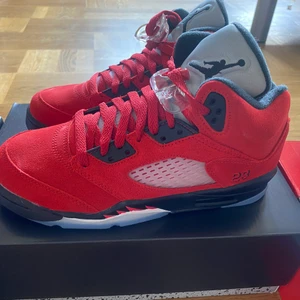 Jordan 5 retro toro - Storlek 38.5, finns kvitto aldrig använda 