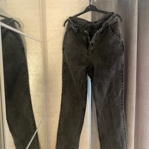 Coola Jeans  - Prislapp kvar. Passar en STRL M. Säljer billigt för vill bara bli av med dem. 