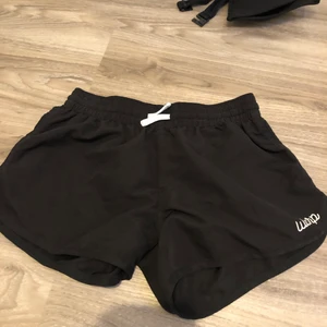 Svarta badshorts  - Ett par svarta badshorts för tjejer