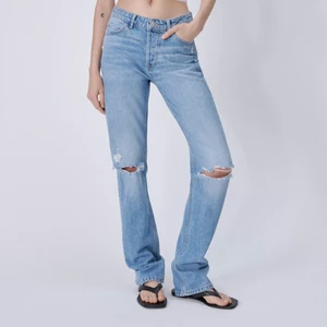 Zara jeans med hål - skit snygga zara jeans med hål. Säljer för att jag beställde två olika storlekar och dessa var lite för stora! De är midrise och sitter väldigt långt på mig som är 175. Aldrig använda, skicka privat för fler bilder! 🥰