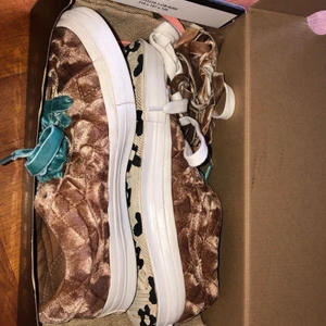 Golf le Fleurs i bra skick - säljer mina golf le fleurs i fint skick, kommer med låda, dustbag och alla 3 par snören :)