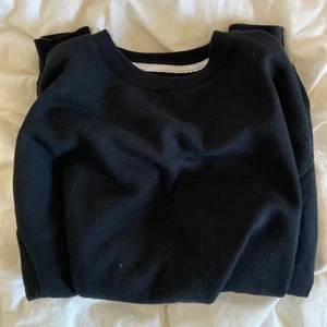 Tröja - En vanlig svart sweatshirt