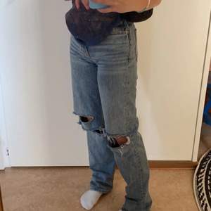 Nu säljer jag dessa jätte fina jeans från Gina💕 dom är i storlek 32 och high waist💕 Ny pris 600kr säljer för 200kr