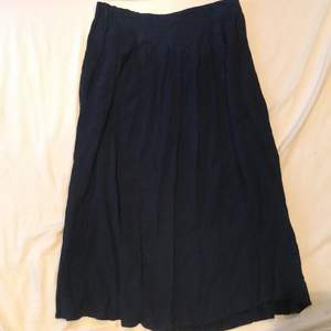 Lång mörkblå kjol från TWILFIT!