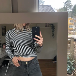 Randig tröja  - Randig tröja med liten polo från MONKI i storlek S. Kommer aldrig till användning🥺. Köparen står för frakten som kan variera i pris beroende på hur stort kuvert som behövs. 