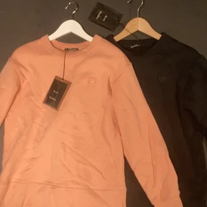 Acne studios tröjor herr, en svart en rosa  - Jag säljer dess två acne tröjor som jag fick i precent då de ibte riktigt är min stil, båda tröjorna är helt oanvända och har fortfarande lappen kvar. Tröjorna kostar 1900kr/st nya men jag säljer dem för 800kr styck och 1500kr för båda eftersom jag bara vill bli av med dem. Storleken är XS men jag har S/M och de passar perfekt