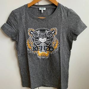 Kenzo T-shirt  - Återpublicerad pga oseriös köpare. Jättefin kenzotröja som är grå med orangea detaljer. Knappt använd.